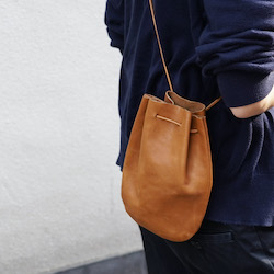VEGETABLE HORSE LEATHER DRAW STRINGS POUCH M ドローストリング 